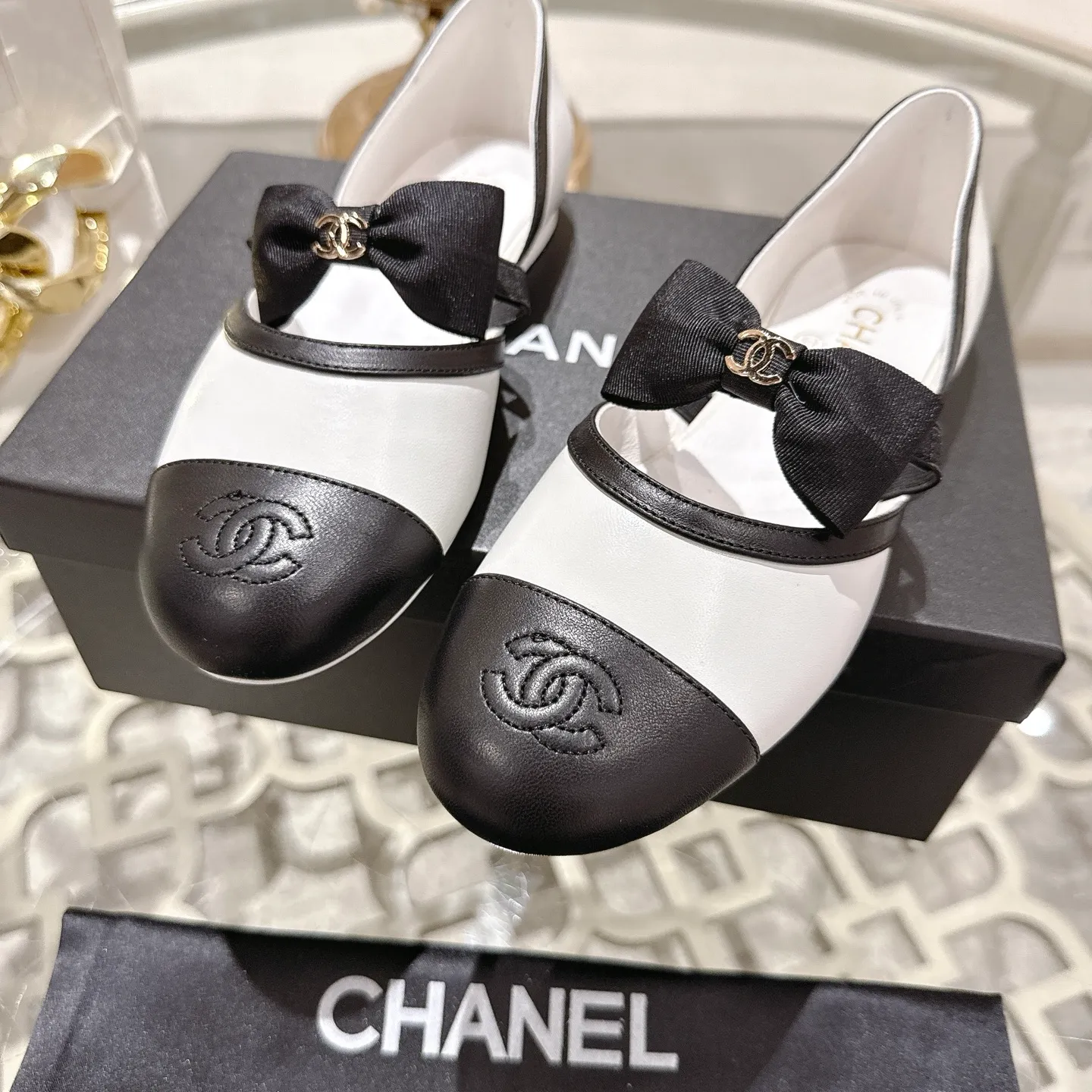 👟👟Ex-factory price 560👟👟 Leather surface [purchasing-grade quality] CHANEL Xiaoxiang 25/A new summer bow-tie shoes 💃 This pair of loafers is really breathtakingly beautiful! Made of cowhide fabric + imported mesh, every detail exudes a sense of high-end ~ classic bow design, Italian genuine leather sole, comfortable and classy on the feet, a perfect must-have for fairies!  🌟 All counters are from the same source! All materials are customized according to the original 1:1, and are developed and patterned from genuine products. The quality is absolutely assured ~ a classic that must be bought every year, a versatile artifact that looks great whether paired with skirts or jeans!  💖 The perfect finishing touch for summer outfits, sisters, just do it! 👉 Fabric: Imported sheepskin Lining: Imported sheepskin Outsole: Private molded outsole Code number: 35-40 (41 customized, non-returnable) Leather surface